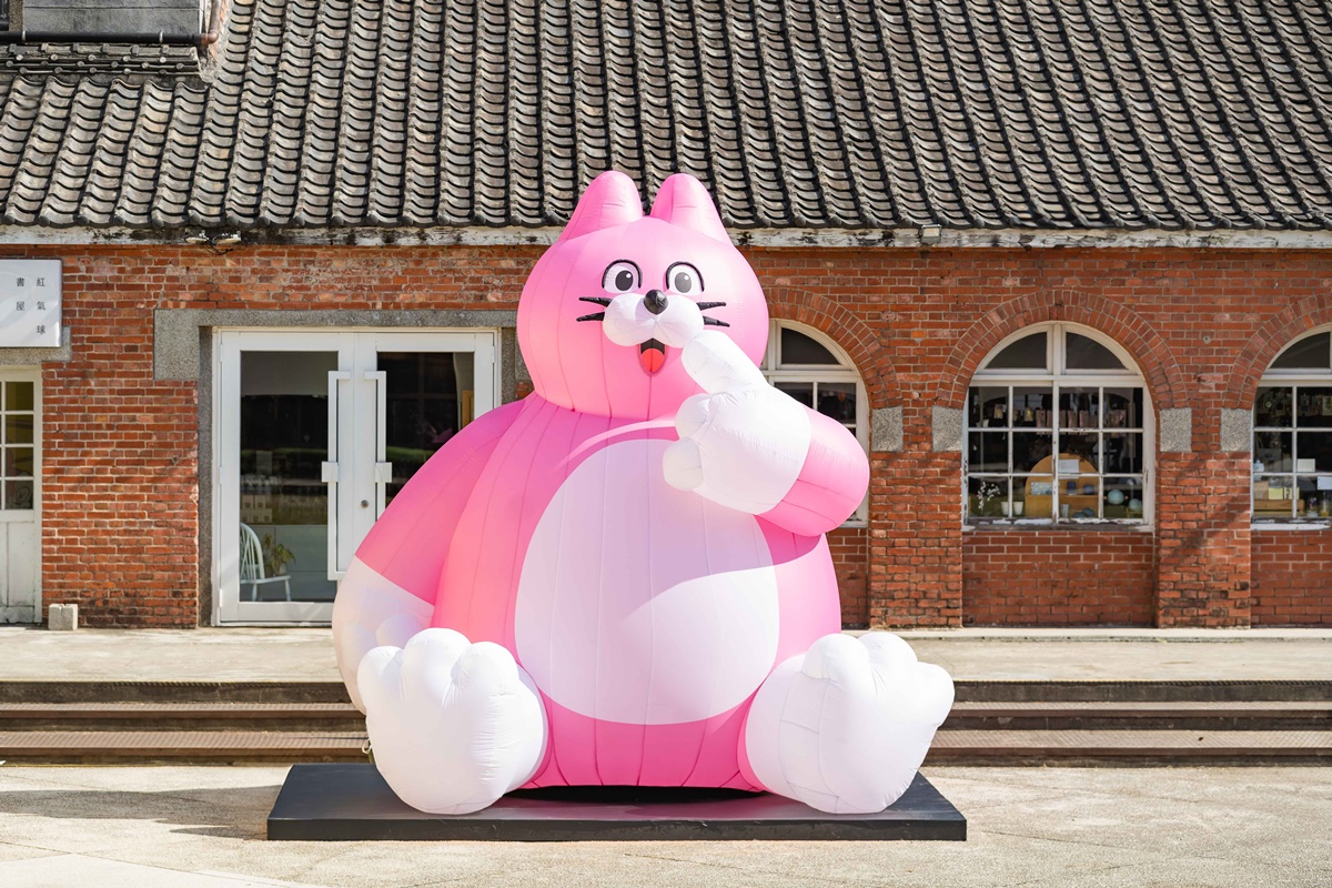免費拍「全台最大拍貼機」！3.5公尺高「韓國粉紅貓」在華山，爽抽整箱氣泡飲