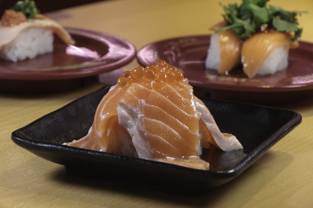 香菜控快衝！壽司郎推２款「香菜壽司」限時開賣，加碼鮭魚生魚片買２送１