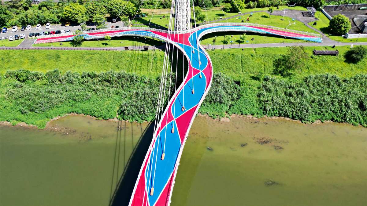 「汐止最美景觀橋」重新開放！270公尺紅藍步道超好走，免費夜景新地標