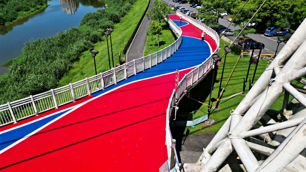 「汐止最美景觀橋」重新開放！270公尺紅藍步道超好走，免費夜景新地標