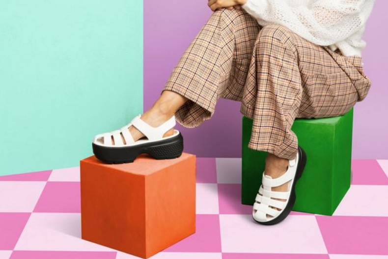 CROCS 又帶來最新聯名！ Hello Kitty、大耳狗萌翻，最新聯名＋新色上市總整理