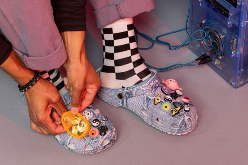 CROCS 又帶來最新聯名！ Hello Kitty、大耳狗萌翻，最新聯名＋新色上市總整理