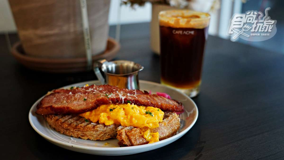 首推「楓糖厚切培根奶油炒蛋酸麵包」，是台中門市限定的早午餐。