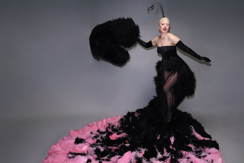 女神卡卡開幕驚艷巴黎奧運！浮誇羽毛是「Dior訂製服」，親曝選歌致敬女神：希望你們喜歡！