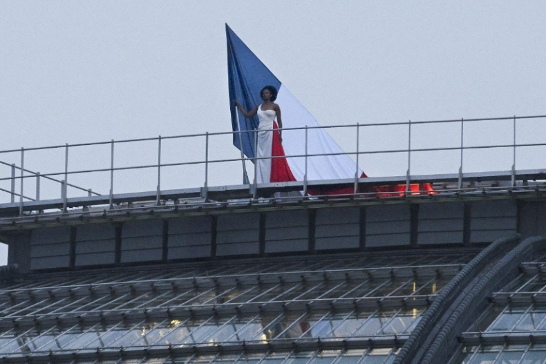 女神卡卡開幕驚艷巴黎奧運！浮誇羽毛是「Dior訂製服」，親曝選歌致敬女神：希望你們喜歡！