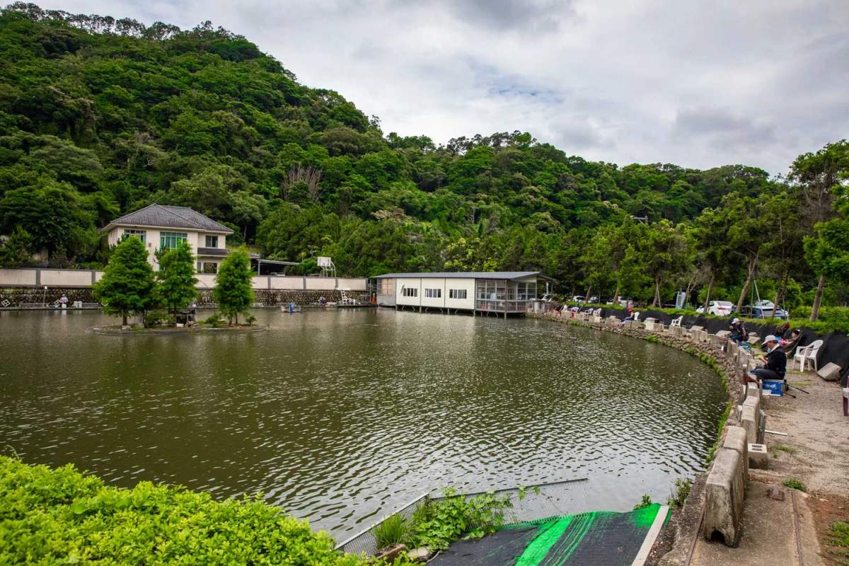 龍潭隱藏版「水上客家菜」！老饕最愛現撈仔鮮魚，客家悶筍、梅干扣肉都必點