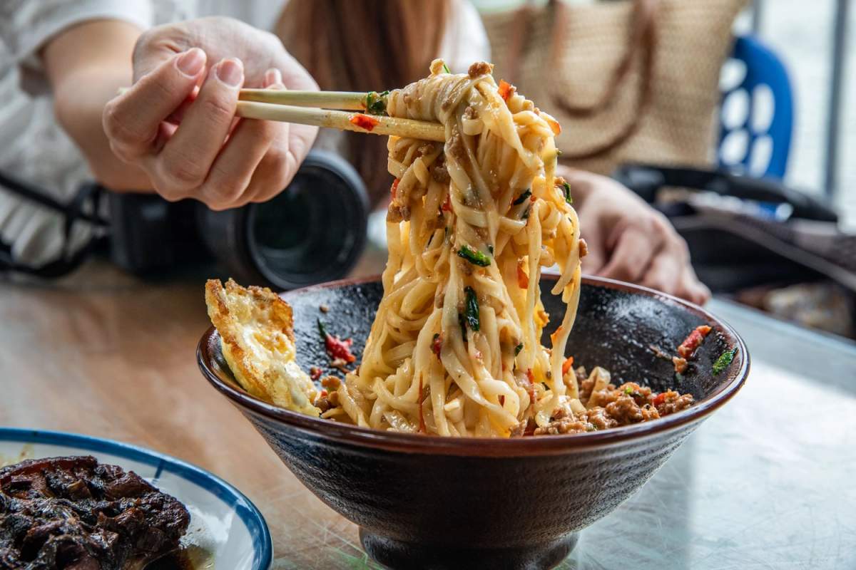 龍潭隱藏版「水上客家菜」！老饕最愛現撈仔鮮魚，客家悶筍、梅干扣肉都必點