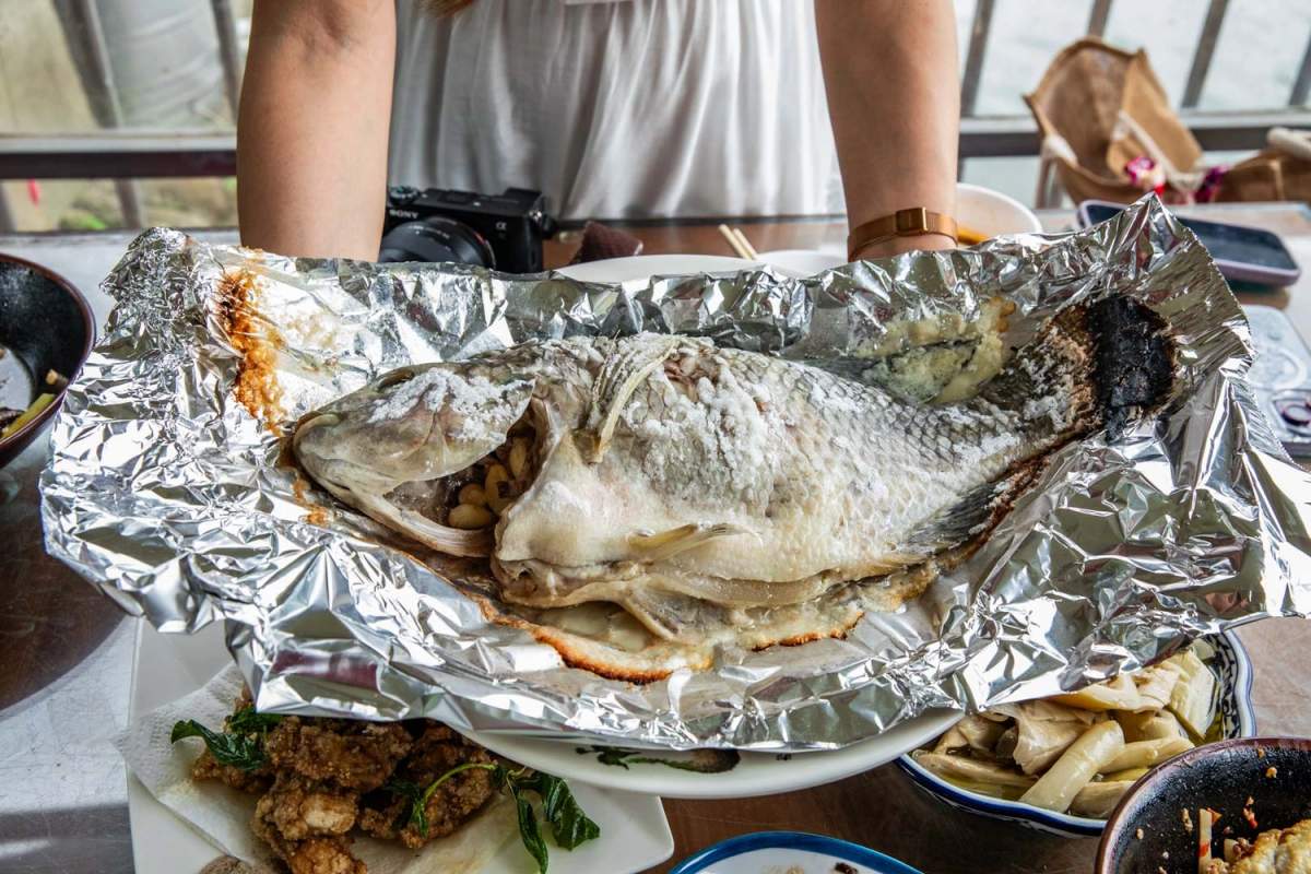 龍潭隱藏版「水上客家菜」！老饕最愛現撈仔鮮魚，客家悶筍、梅干扣肉都必點