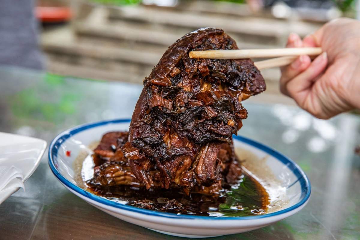 龍潭隱藏版「水上客家菜」！老饕最愛現撈仔鮮魚，客家悶筍、梅干扣肉都必點