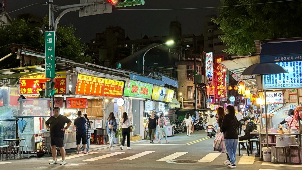 「遼寧街夜市」有不少老字號的店家。（圖片來源：貓大爺部落格）