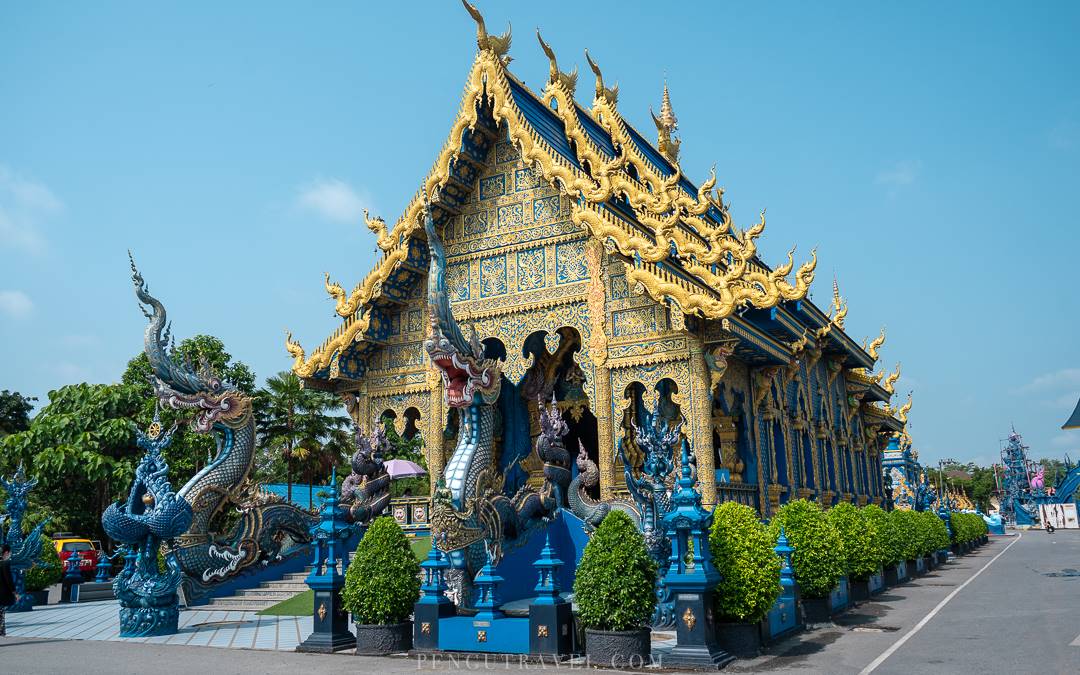 清萊「藍廟」湛藍的建築外觀十分獨特。（圖片來源：Pengu Travel）