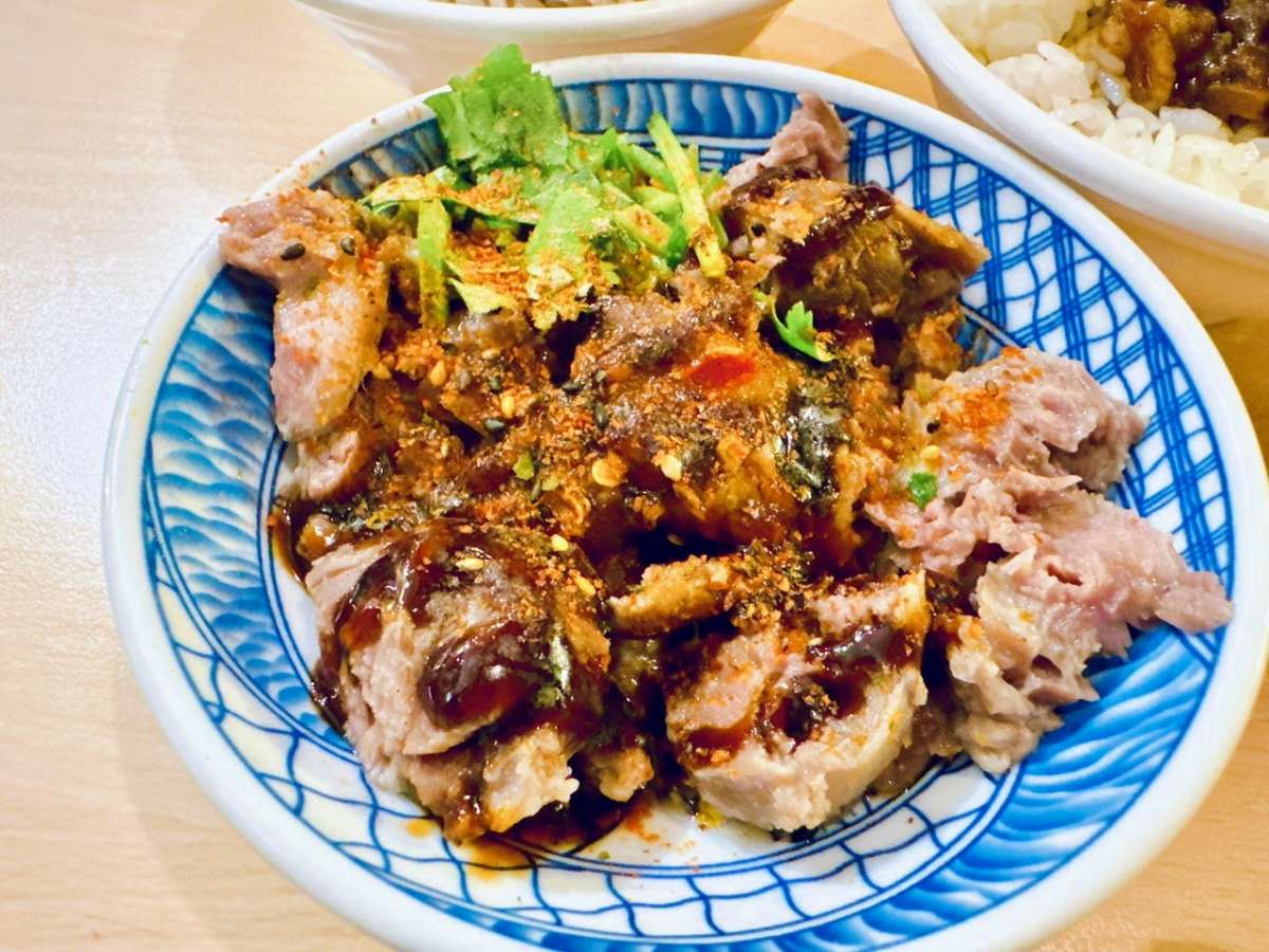 免費「滿料雞湯」無限喝！台中超夯「炸蛋滷肉飯」開門就排爆，百元內吃飽飽