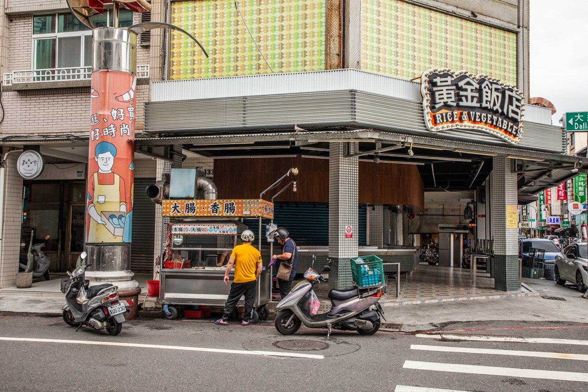 高雄街邊驚見香腸瀑布！醃蘿蔔、小黃瓜、蒜頭免費加爆，大香腸每根只要25元