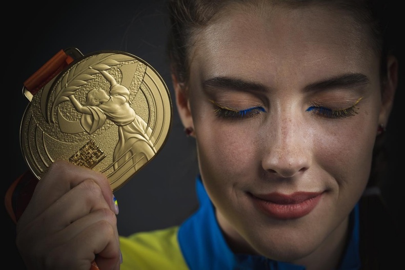 22歲烏克蘭跳高女神場邊小睡成為「人間睡美人」睡醒就跳出金牌！賽前小睡背後原因曝光！