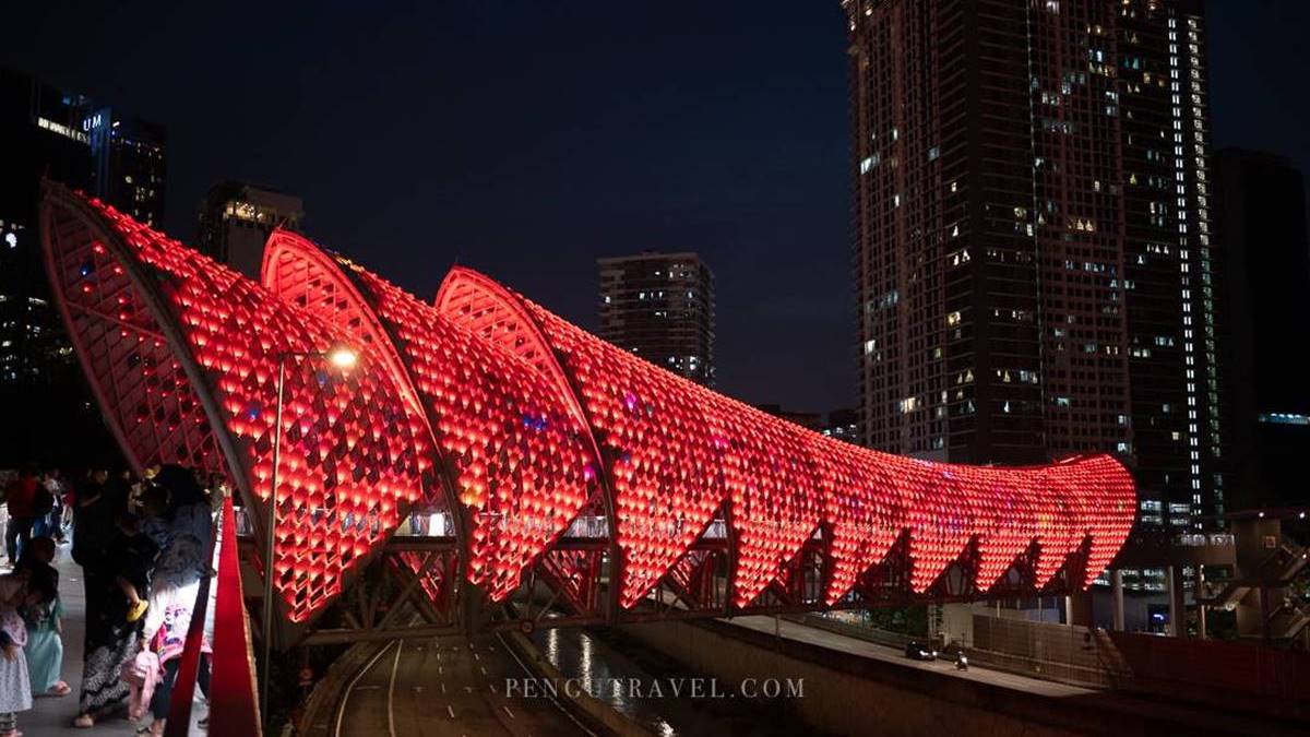 「莎羅馬行人天橋」是近年吉隆坡新興的打卡熱點。（圖片來源：Pengu Travel）