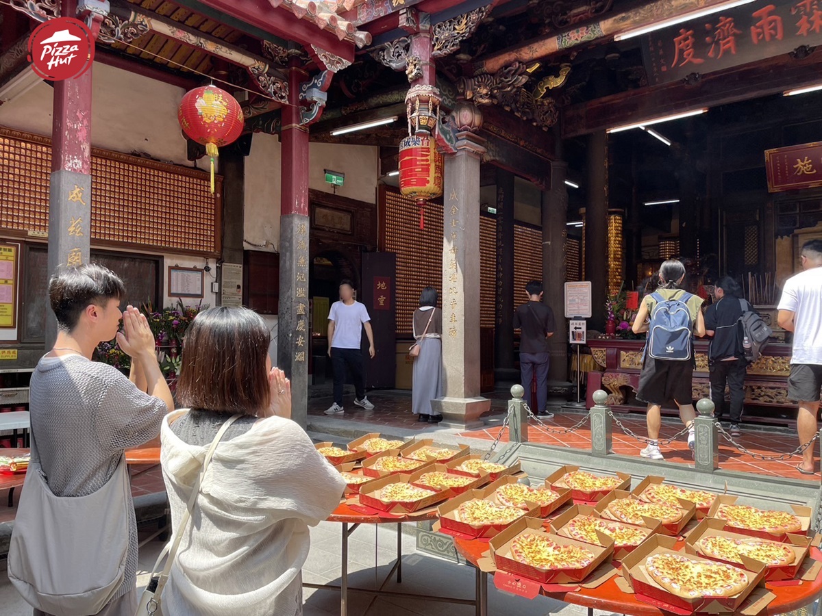 吃了會脫單嗎？必勝客超狂「紅餡芝心比薩」開搶，加碼送樂成宮加持「紅線」