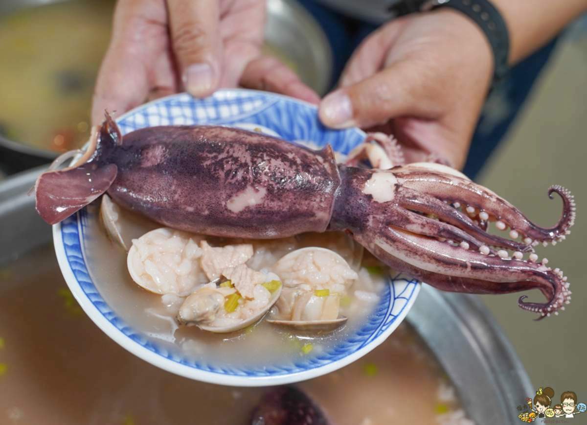 阿嬤怕你吃不飽！高雄最狂「大鐵鍋海鮮粥」百元飽全家，真材實料在地人大推