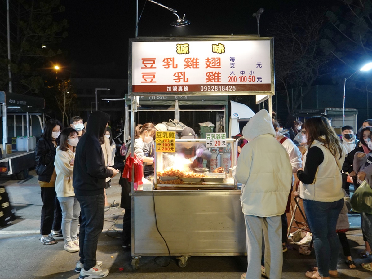 嘉義夜市「海線最大」朴子週六夜市，這家豆乳雞翅總是有排隊人潮。