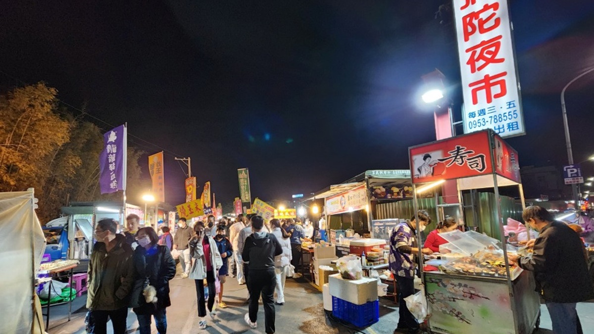 彌陀夜市規模不大，屬於小巧懷舊型的夜市！（圖片來源：Yuki's Life）