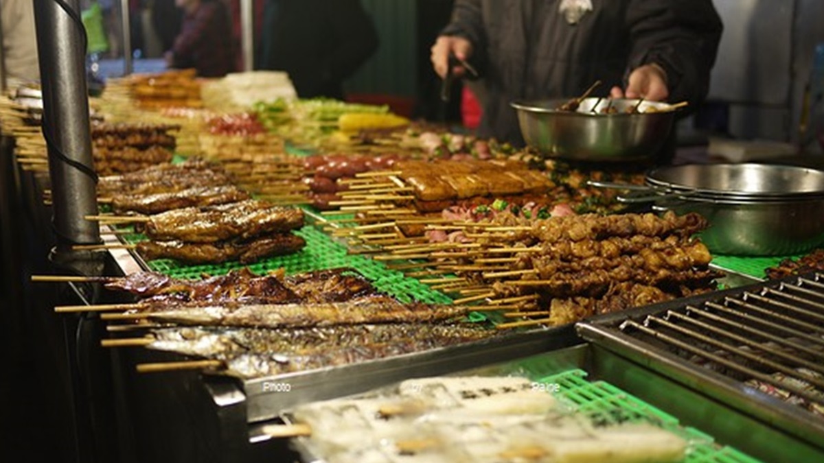 嘉義夜市總整理!最強文化路夜市、2千坪湖美夜市、朴子夜市美食推薦 嘉義夜市可以逛逛6000坪的「嘉樂福夜市」,其中必吃這家「嘉樂福碳烤」。