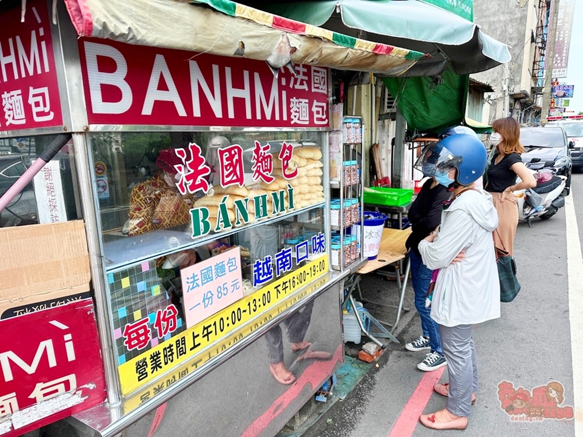 塞入整把香菜有夠狂!老饕激推「越南法國麵包天花板」,滿滿配料比吃便當飽 塞入整把香菜有夠狂!老饕激推「越南法國麵包天花板」,滿滿配料比吃便當飽