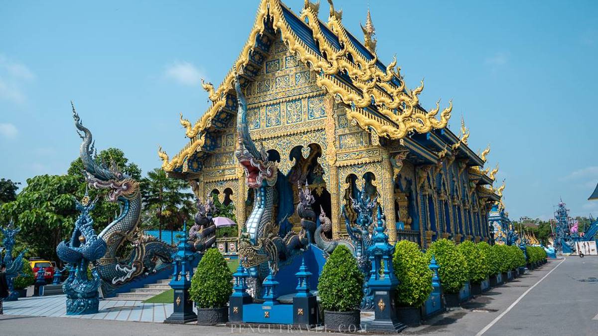 清萊「藍廟」湛藍的建築外觀十分獨特。（圖片來源：Pengu Travel）