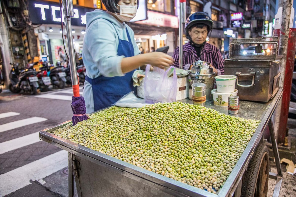 全台僅此一家！50年「炭烤放屁豆」超級懷舊古早味，炭香＋胡椒香愈吃愈唰嘴