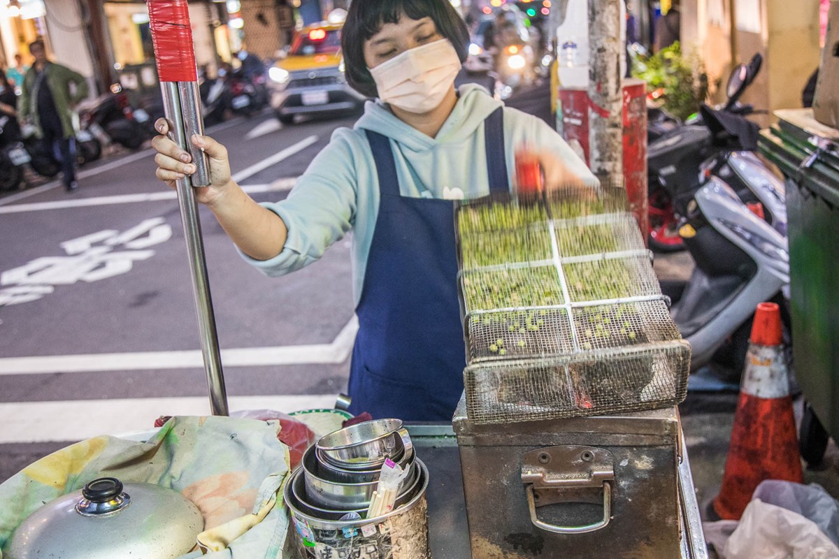 全台僅此一家！50年「炭烤放屁豆」超級懷舊古早味，炭香＋胡椒香愈吃愈唰嘴