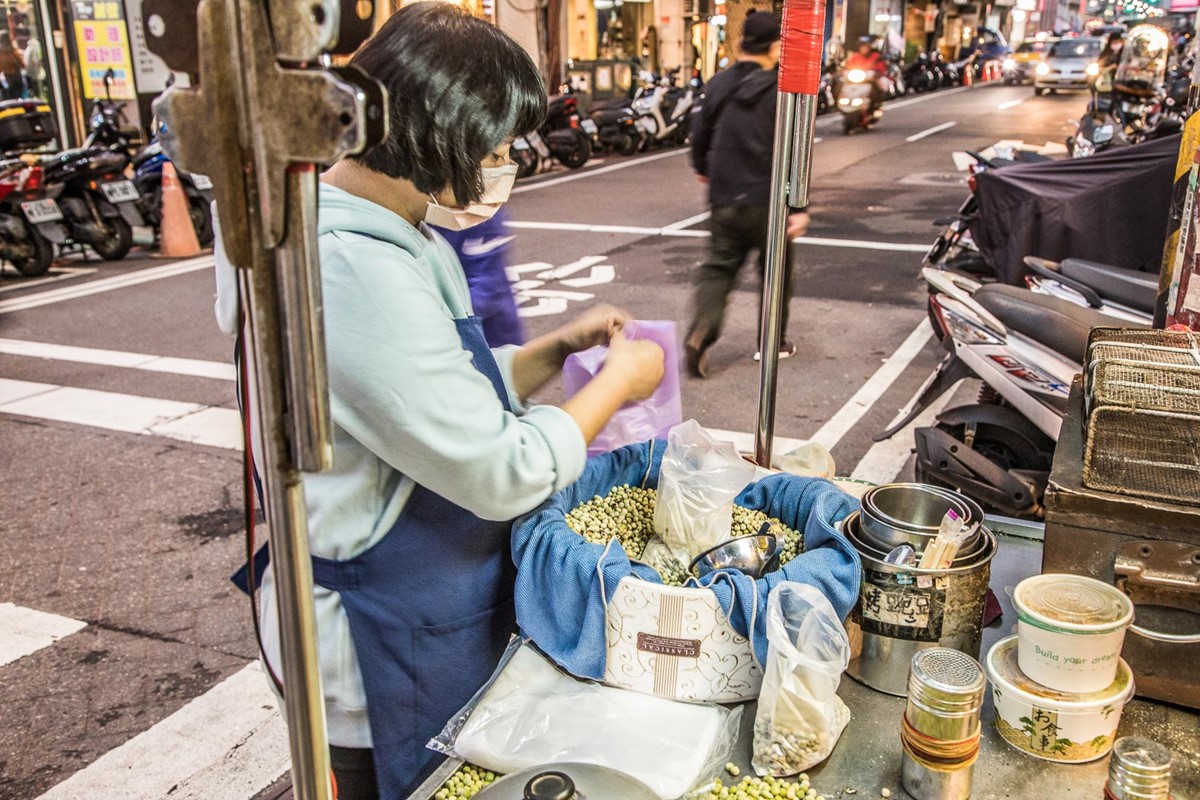 全台僅此一家！50年「炭烤放屁豆」超級懷舊古早味，炭香＋胡椒香愈吃愈唰嘴