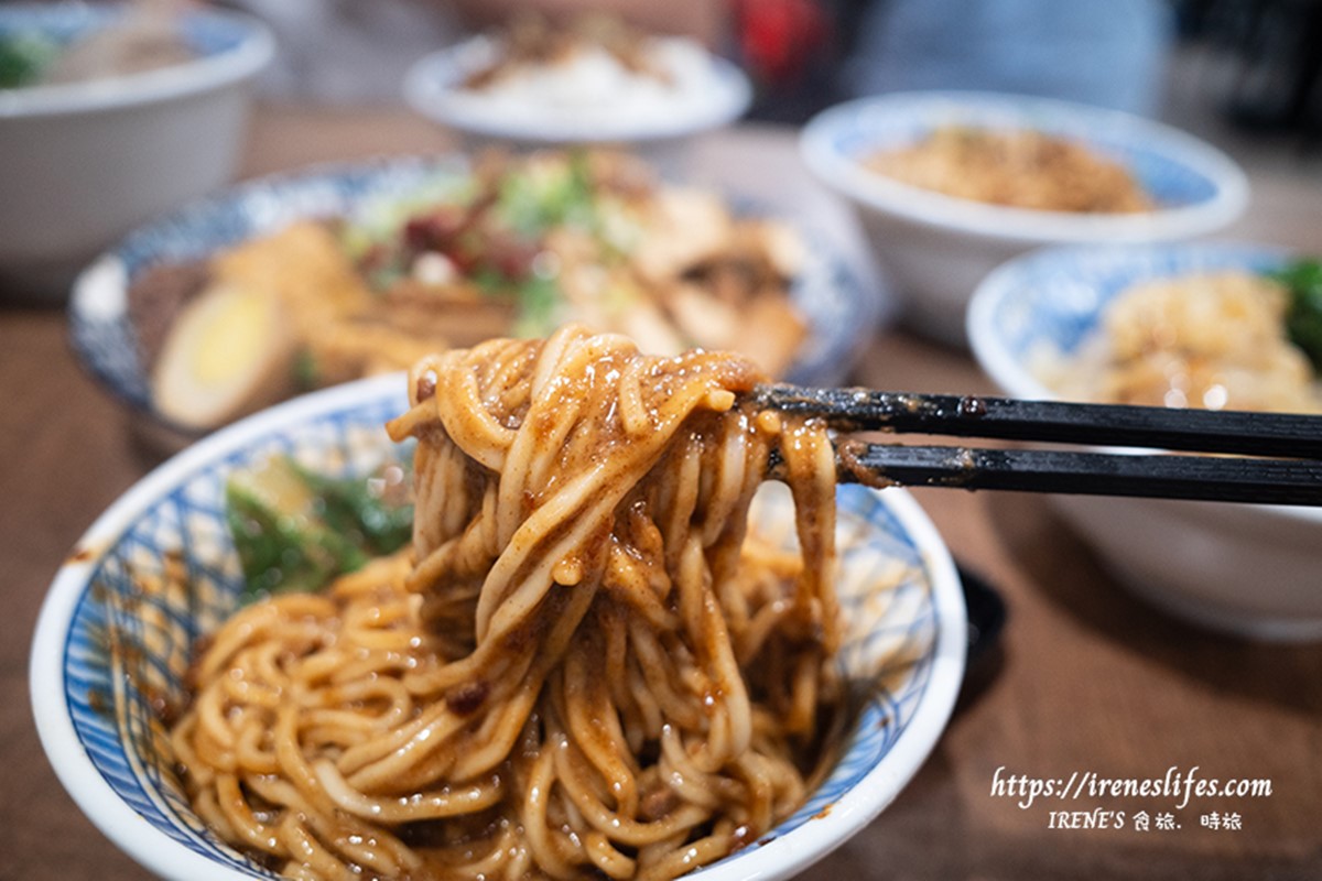 夜貓最愛「東引快刀手」插旗三重！牛油麻醬麵銷魂噴香，超強滷味每桌必點