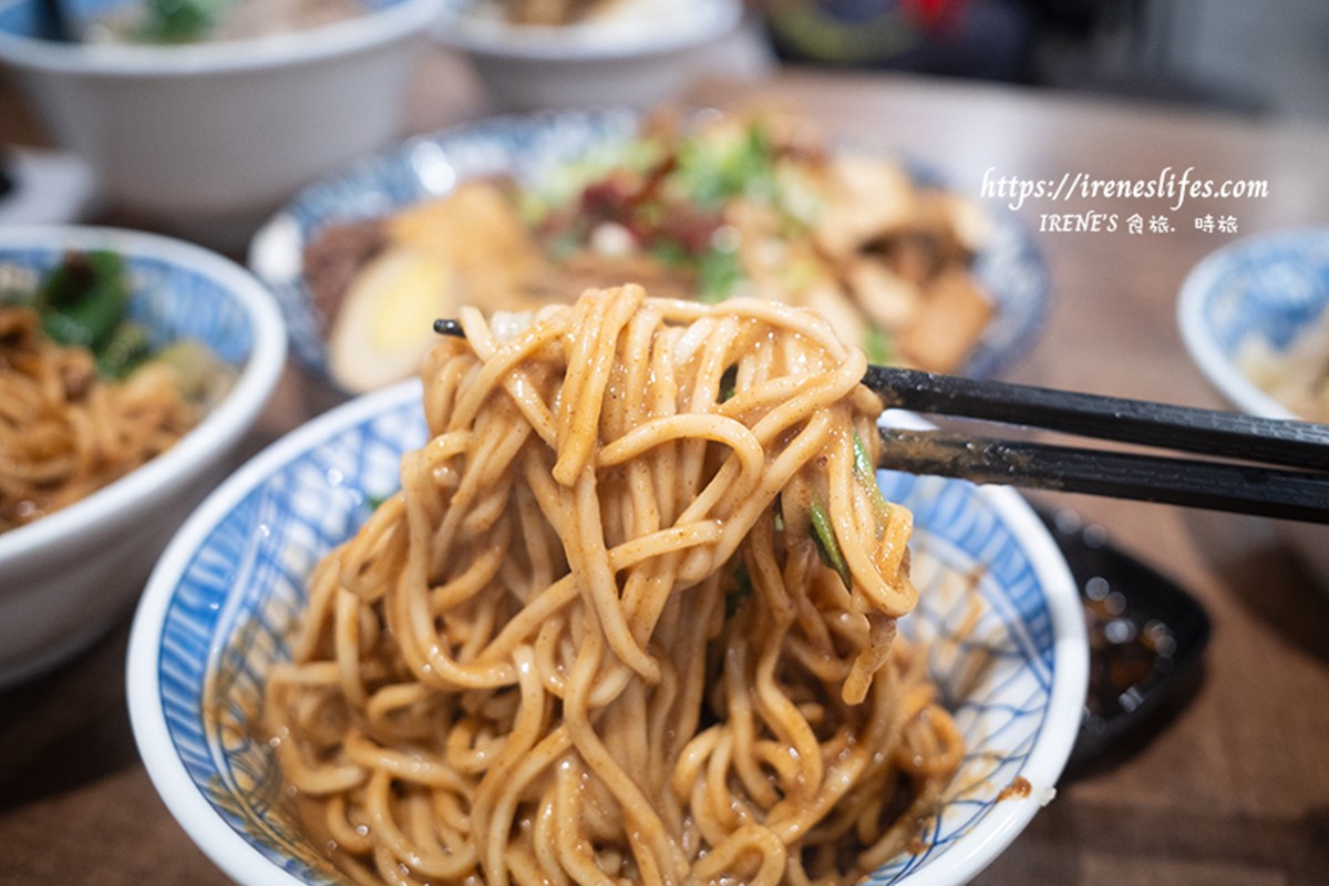 夜貓最愛「東引快刀手」插旗三重！牛油麻醬麵銷魂噴香，超強滷味每桌必點