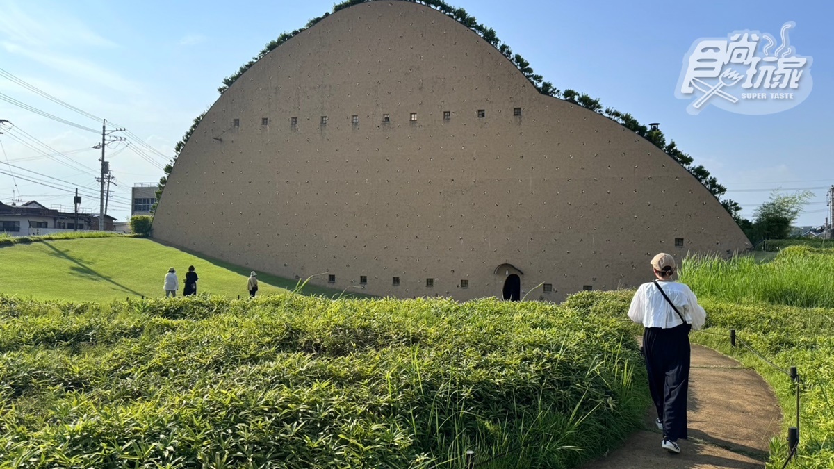 博物館以「黏土山」意象打造，有如蠟筆小新的輪廓。