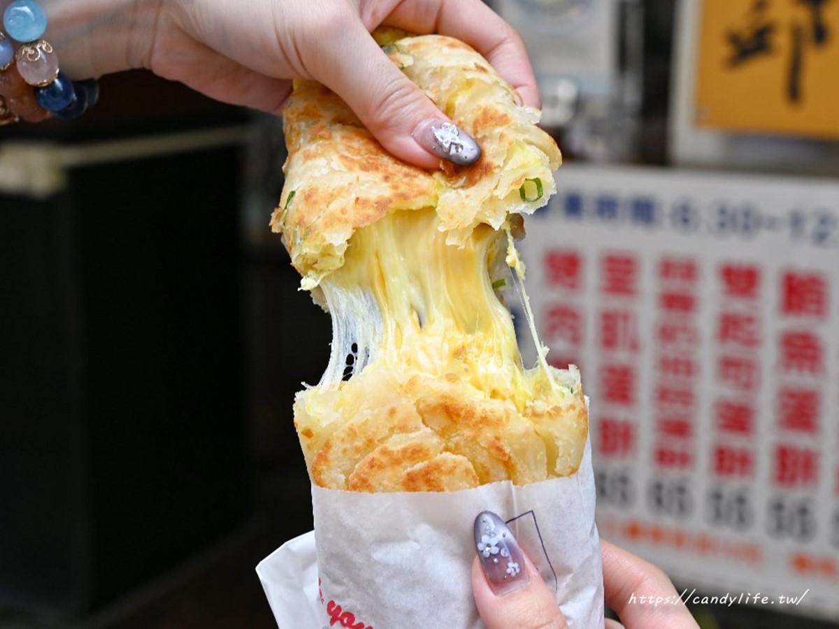 台中人激推「酥皮蛋餅」！現煎餅皮金黃恰恰飄焦香，夾入牽絲起司瀑布超欠吃