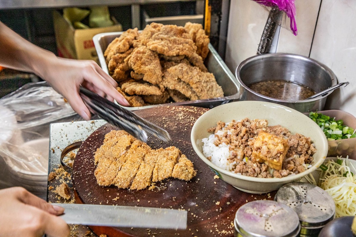 大碗公只要65元！排隊老字號「黃金排骨飯」飄香車站40年，爌肉飯也必點