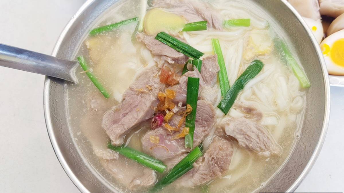 招牌「菊花肉麵」使用豬舌頭兩旁的臉頰肉，吃起來軟中帶Ｑ。（圖片來源：DARREN蘋果樹旅遊玩樂誌）