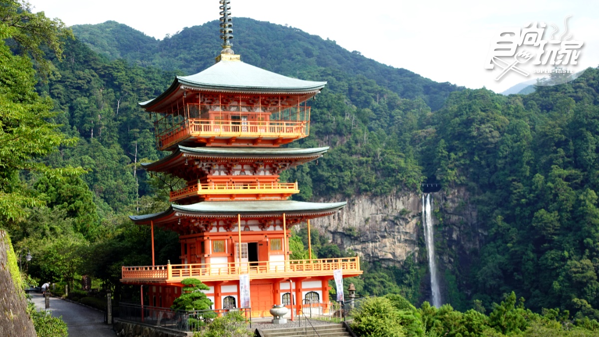 那智瀑布與朱紅色的三重塔，是旅人必拍的經典絕景。