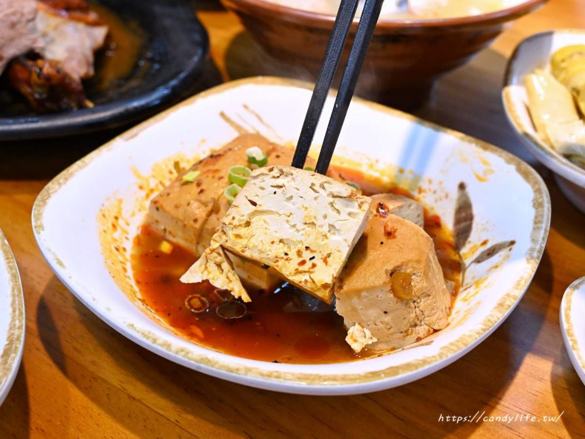 台中超強「黃金燒鵝」藏這！皮脆肉嫩限量晚來吃不到，巨無霸茶葉鵝蛋也必嘗