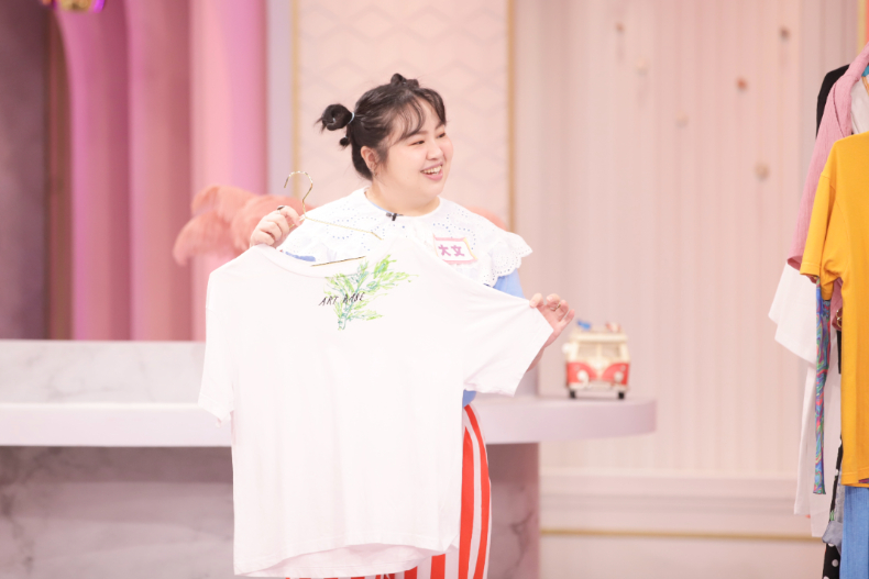 最有態度的流行單品「文字T恤」穿搭法一次看!|節目資訊|20240909