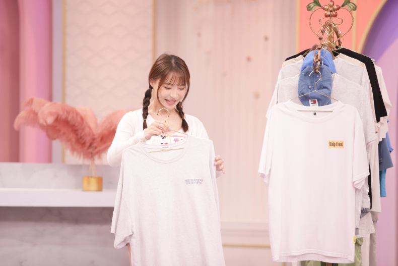 最有態度的流行單品「文字T恤」穿搭法一次看!|節目資訊|20240909