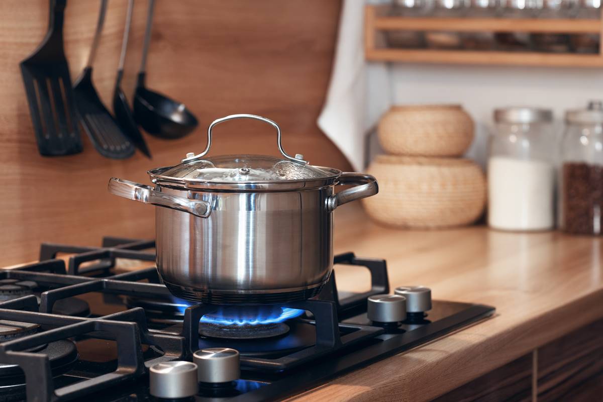 家有鋁鍋必看！常用「鋁鍋煮飯」易得老人癡呆症？化學專家曝真相