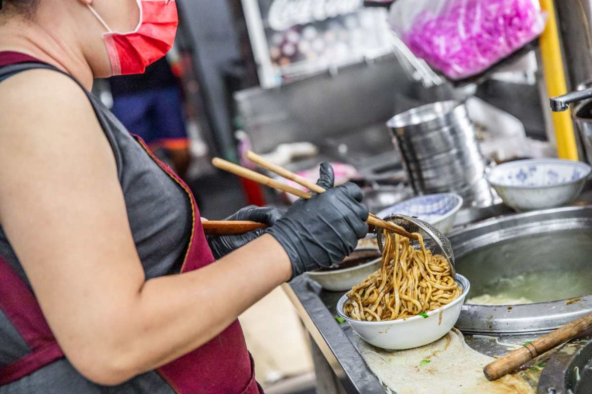 堪稱嘉義麵店天花板！超強滷味多到選擇障礙，45元乾麵堆成山、酸辣湯全是料