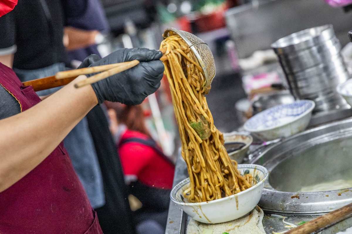 堪稱嘉義麵店天花板！超強滷味多到選擇障礙，45元乾麵堆成山、酸辣湯全是料