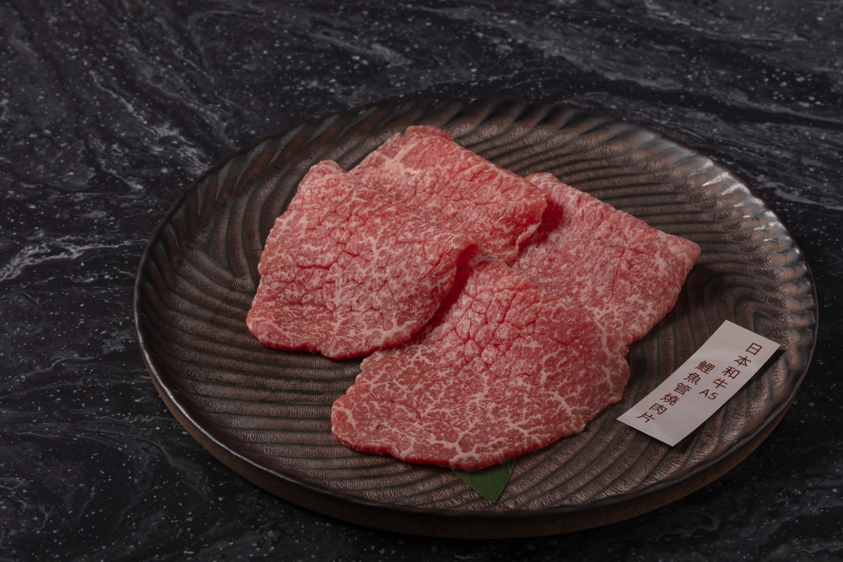 「教父牛排」全新品牌登場！爽嗑A5和牛燒肉＋火鍋，最低只要380元開吃