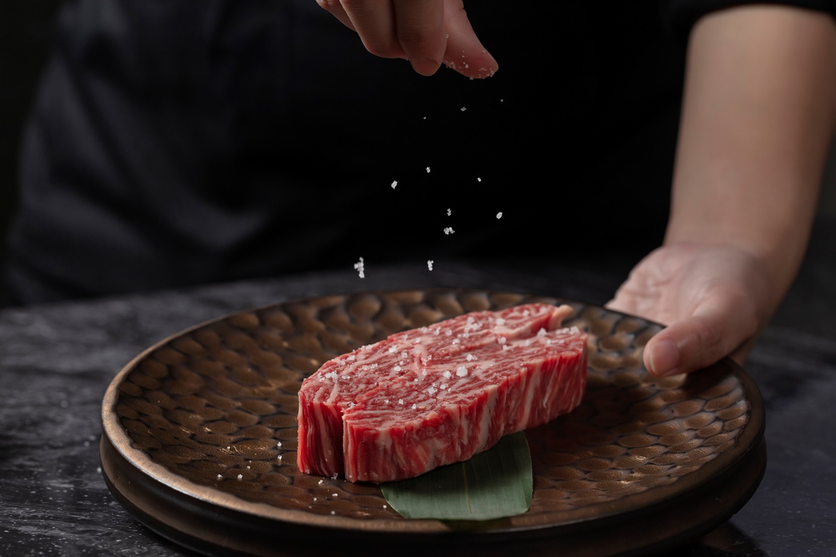 「教父牛排」全新品牌登場！爽嗑A5和牛燒肉＋火鍋，最低只要380元開吃