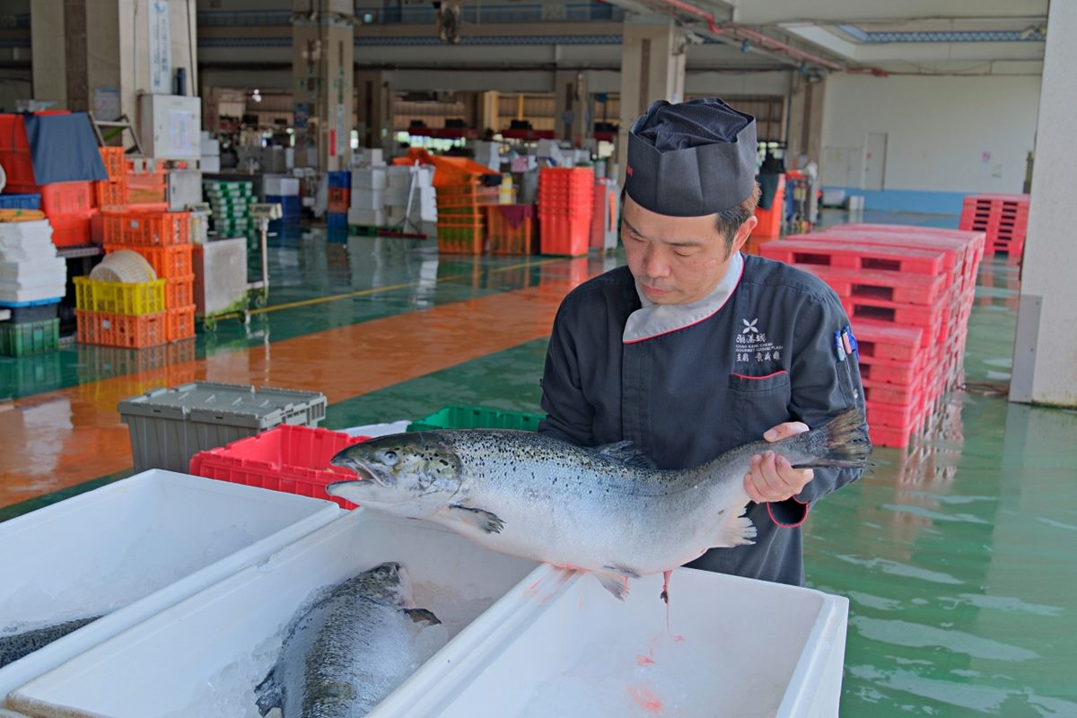 【獨家】免費送千元巨無霸泰國蝦！「潮港城」海鮮、異國料理百道吃到飽