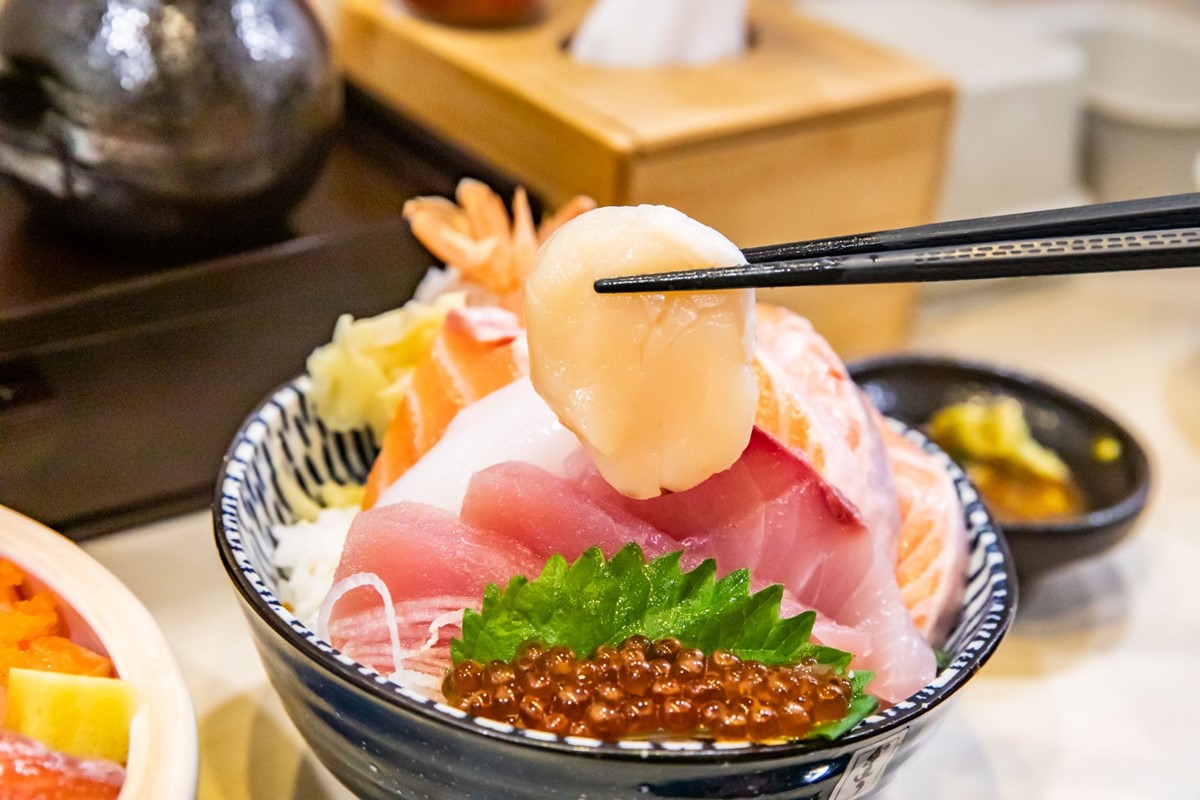 桃園人激推平價日料！厚切生魚片丼180元起，免費魚肉味噌湯可續碗