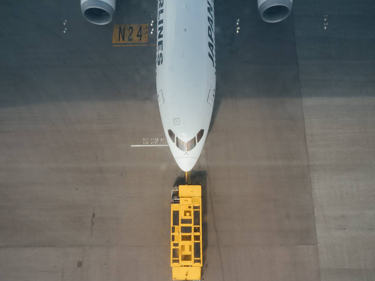 等飛機不無聊！機場最新「透明天際走廊」，看巨無霸飛機「腳下穿越」超過癮