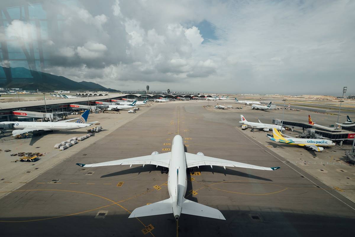 等飛機不無聊！機場最新「透明天際走廊」，看巨無霸飛機「腳下穿越」超過癮