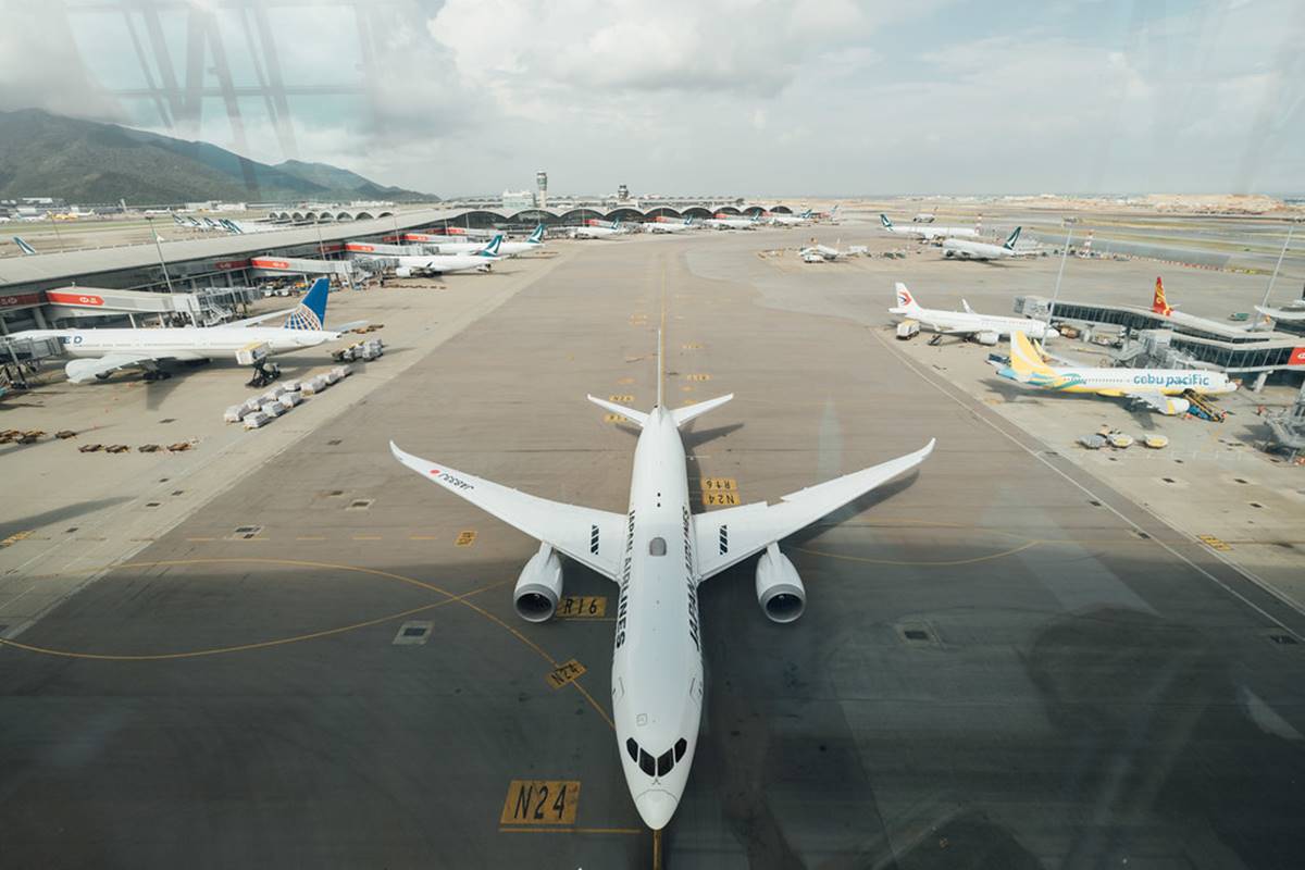 等飛機不無聊！機場最新「透明天際走廊」，看巨無霸飛機「腳下穿越」超過癮