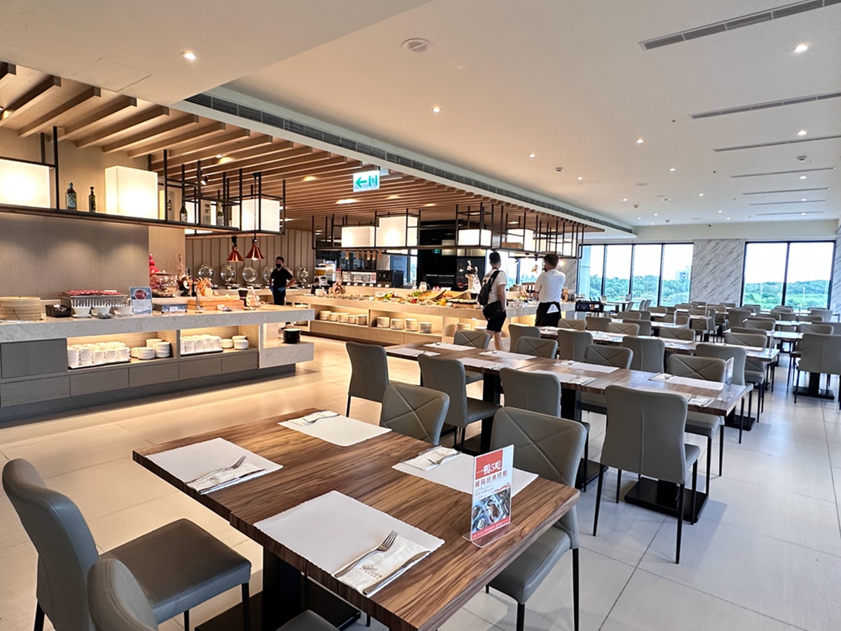 宜蘭週末限定「海景Buffet」！牛排、烤鴨、午仔魚任嗑，龍蝦三明治爽配啤酒暢飲